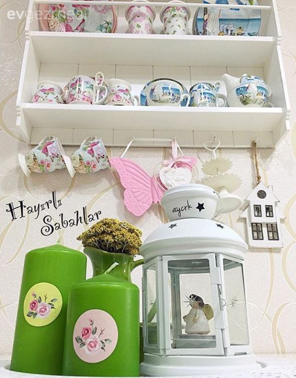 Ayşe hanımın bol dekoratif aksesuarla şekillenen cıvıl cıvıl evi..