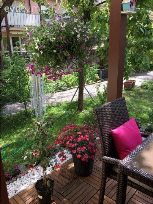 Kahverenginin, pembe ve mavi aksesuarlarla hareketlendiği bir ev.