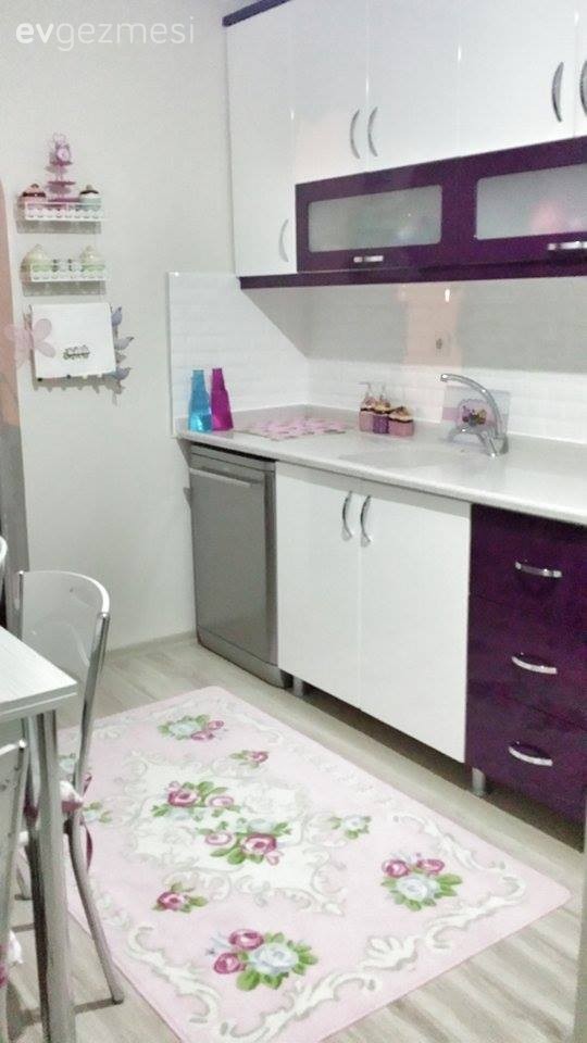 Neslihan hanım bol floral desenle zarif ve iç açıcı evi..