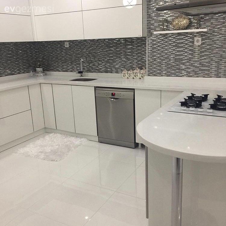 Hareketli detaylarla modern ve şık. Tuğba hanımın mutfağı.