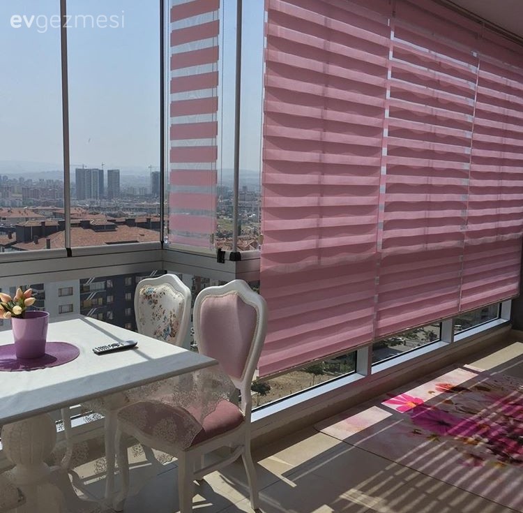 Balkon, Pembe, Perde