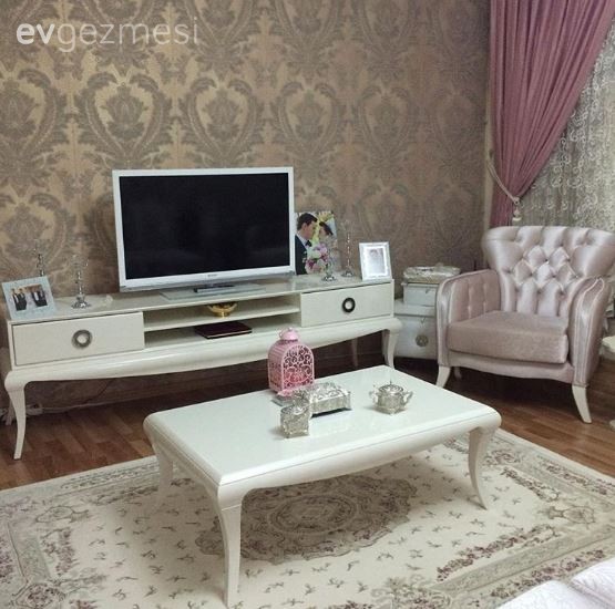 Berjer, Duvar kağıdı, Halı, Pembe, Salon, Sehpa, Tv ünitesi