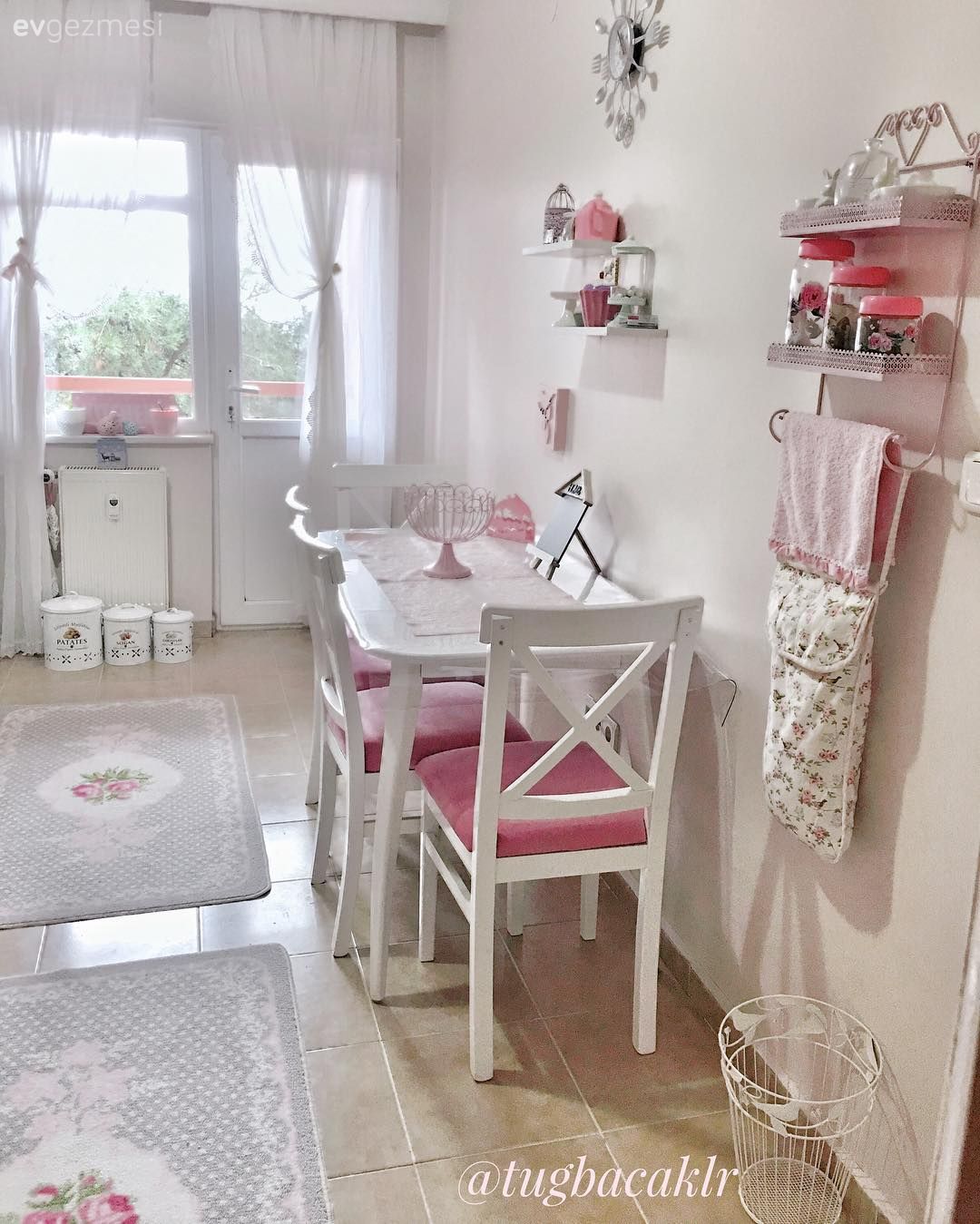 Şık mobilyalar doğal renklerde. Tuğba hanımın keyifli evi..