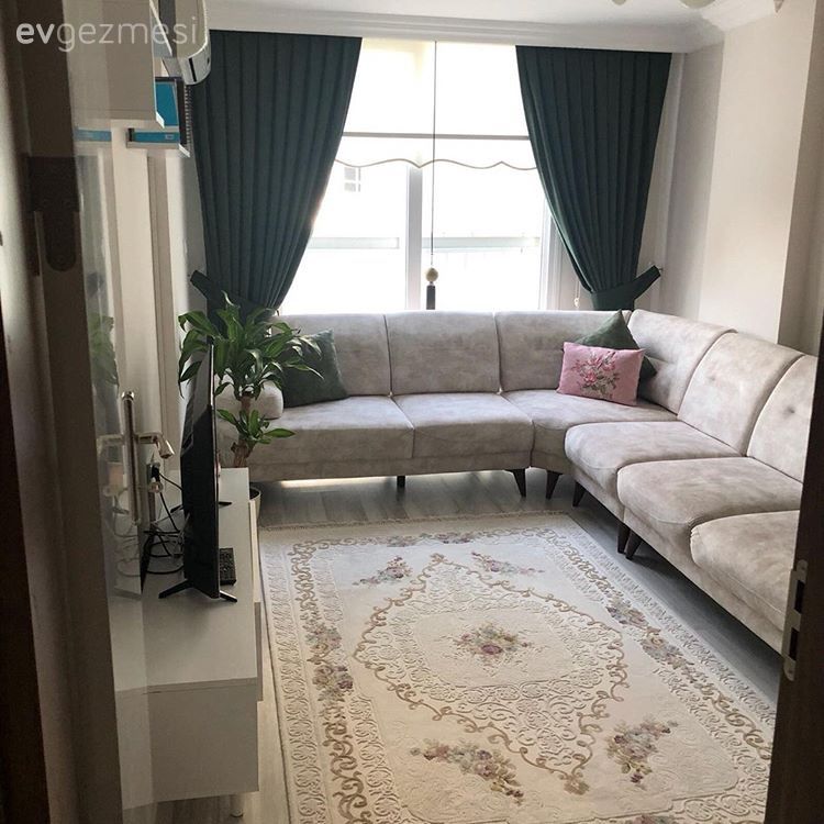 Oturma Odası, Köşe koltuk, Halı, Fon perde, Perde, Krem
