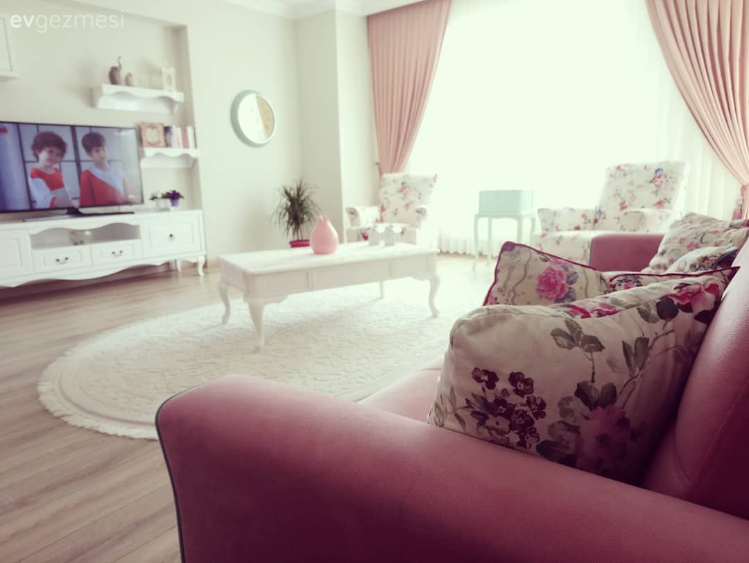 Ferah ve akıcı olduğu kadar canayakın da bir ev. Nil hanımın zarif dekoru..