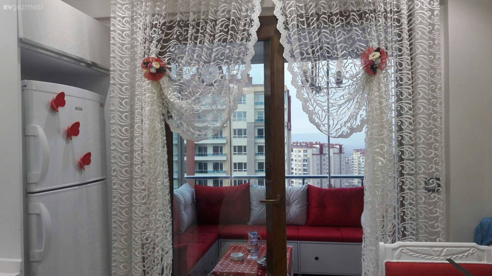 Her odasında kırmızı. Billur hanımın sıcacık evi.