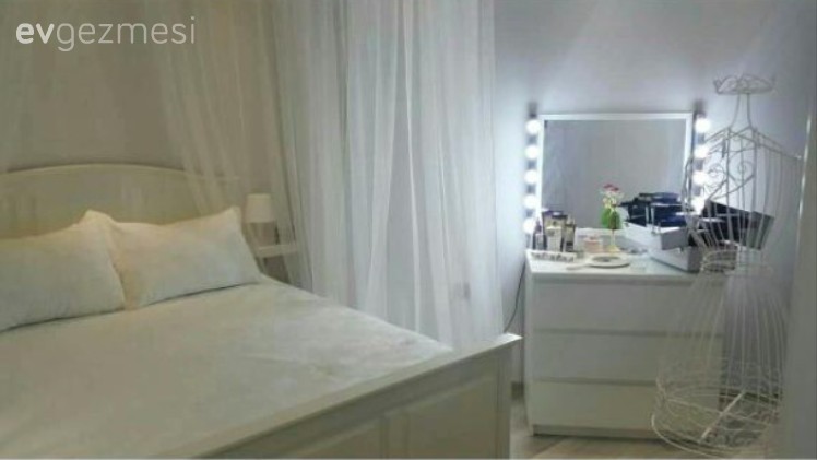 Siyah mobilyaların maviyle hareketlendiği modern bir dekor..