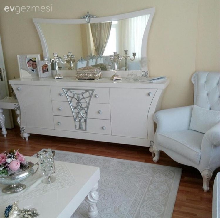 Beyazlar içinde klasik stil şık bir salon..