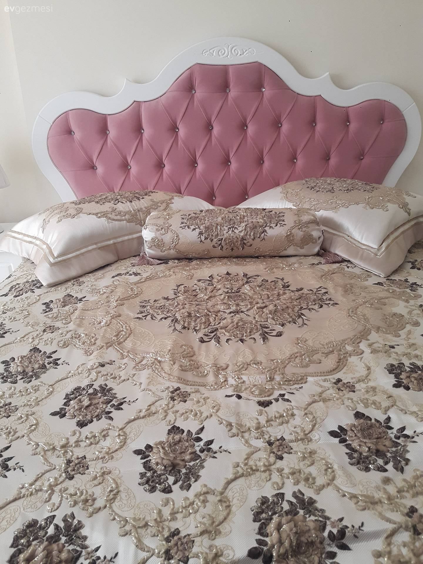 Yatak Odası, Pembe, Yatak örtüsü