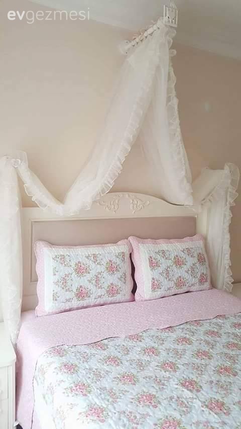 Pembe, Yatak Odası, Yatak tacı