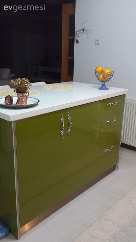 Gül hanımın çiniyle hareket ve nostalji kazanan modern mutfağı..