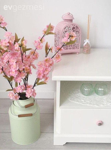 Pastel yeşil ve pembe vurgulu, zerafetin konfor ile buluştuğu ev..