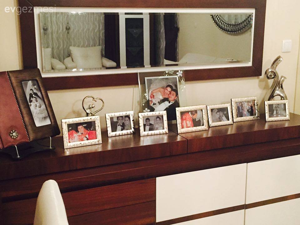 Dekor değişimiyle, ferah ve cıvıl cıvıl bir havaya bürünen bir salon.