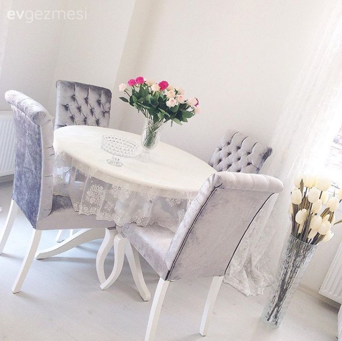 Ev Gezmesi: Her köşesinde çiçeklerle zarif ve ferah bir ev..