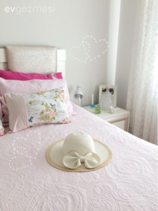 Açık renklerle döşenmiş içimizi açan ferah bir ev..