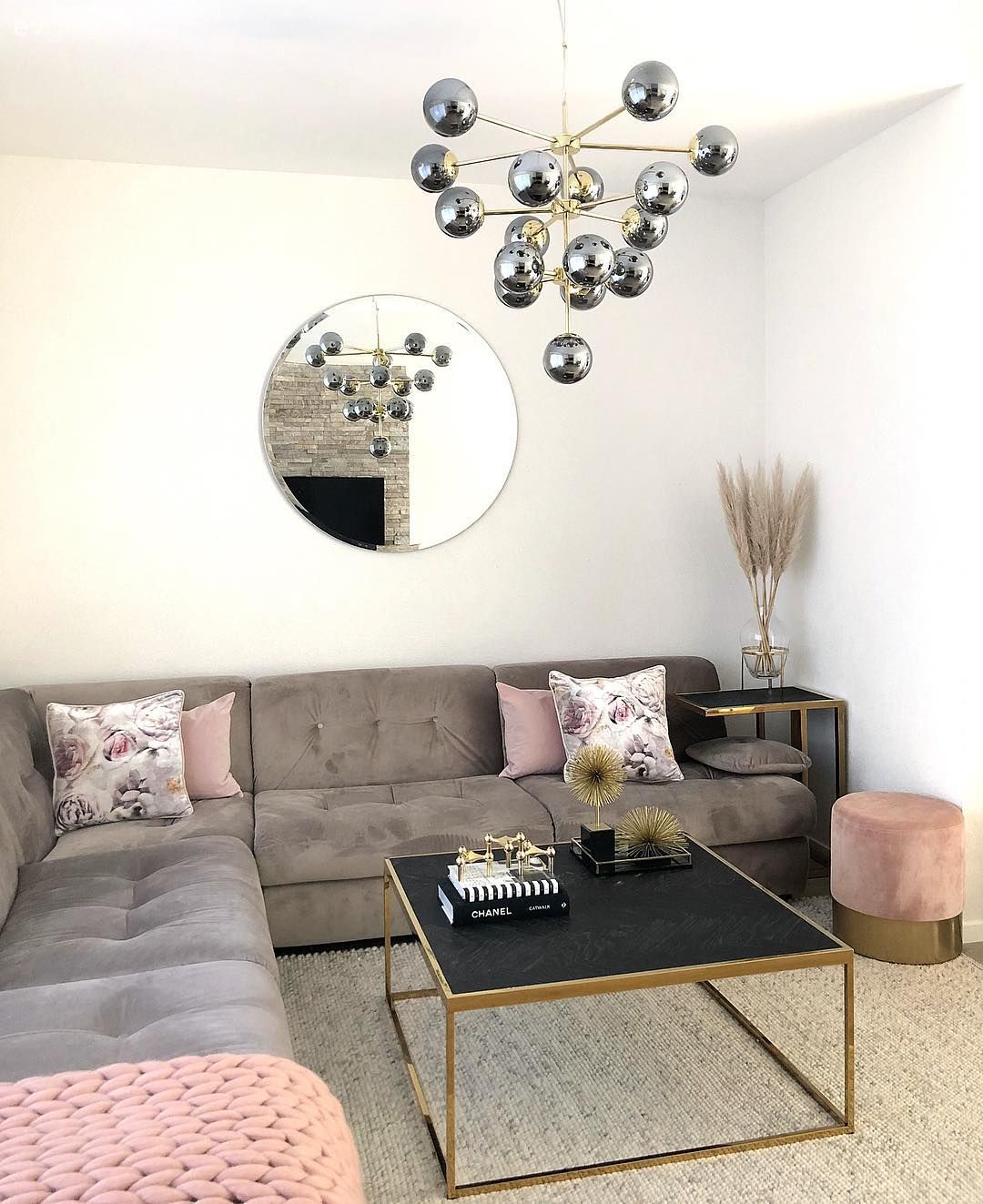 Satır Aralarında Pembeler Bu Modern Eve Sıcak Zerafet Katıyor