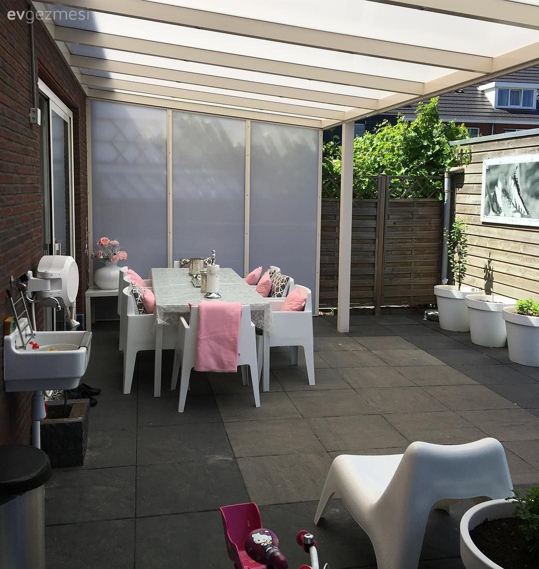 Siyah, beyaz renklere gümüş vurgular. Tuğba hanımın sade, şık evi.