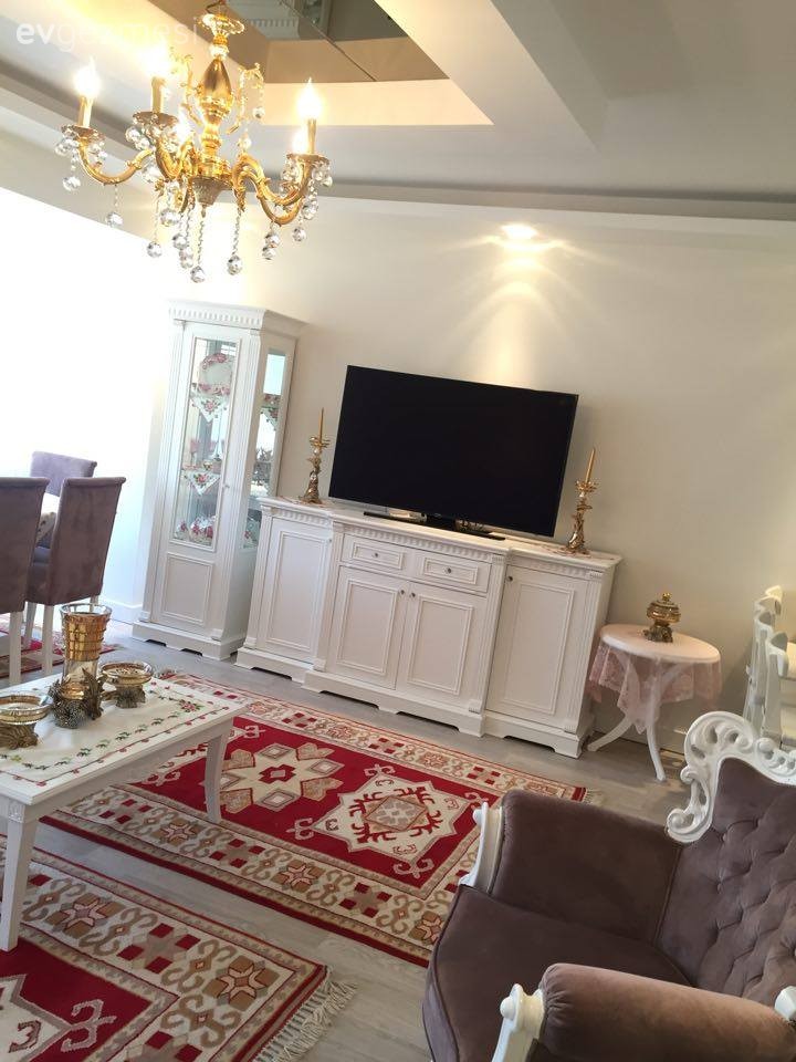 Aydınlatma, Halı, Kahverengi, Mobilya boyama, Salon, Tavan, Tv ünitesi