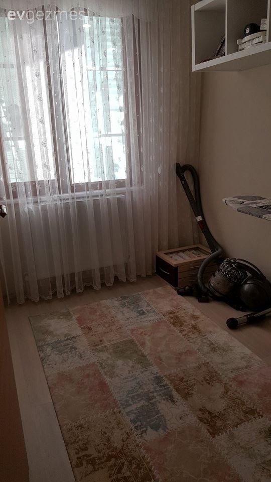 Esengül hanımın küçük alanda ferahlığı yakaladığı, tatlı evi..