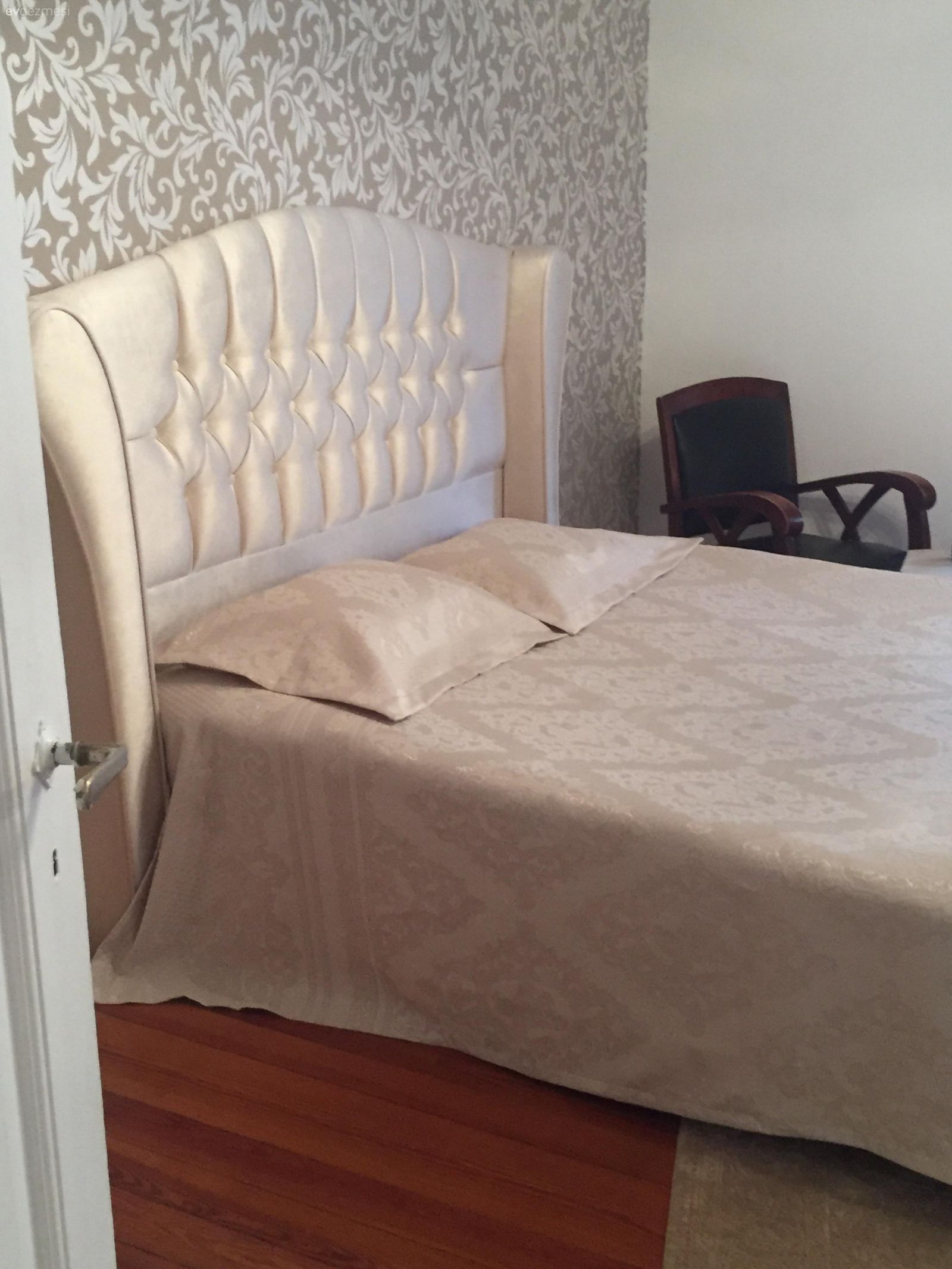 Yatak Odası, Duvar kağıdı, Yatak örtüsü