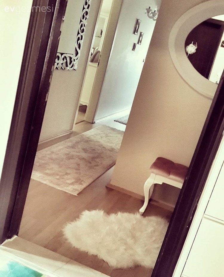 Antre, Ayna, Halı, Hol