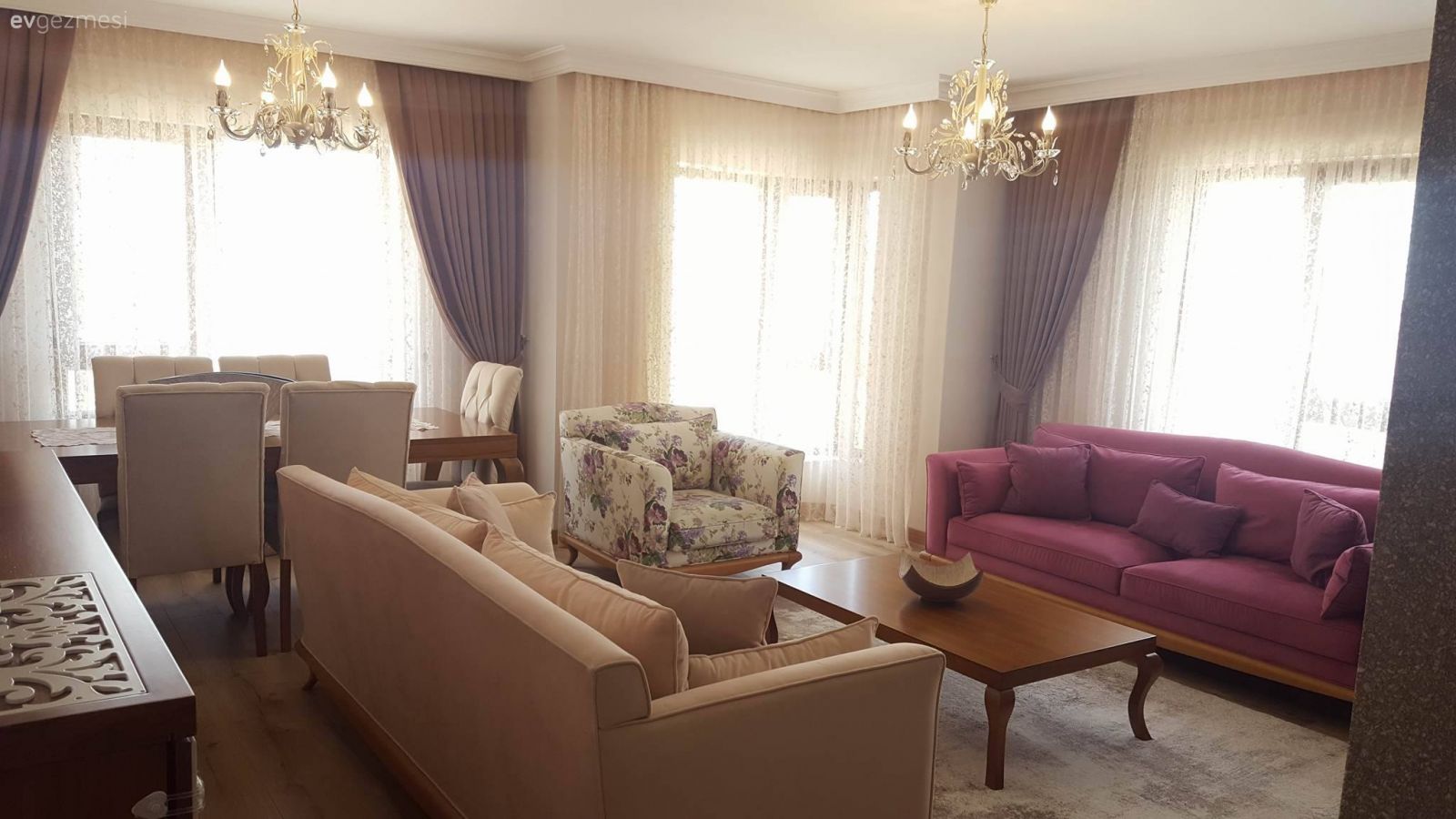 Ahşap Mobilya, Avize, Berjer, Fon perde, Halı, Krem, Mor, Orta sehpa, Perde, Aydınlatma