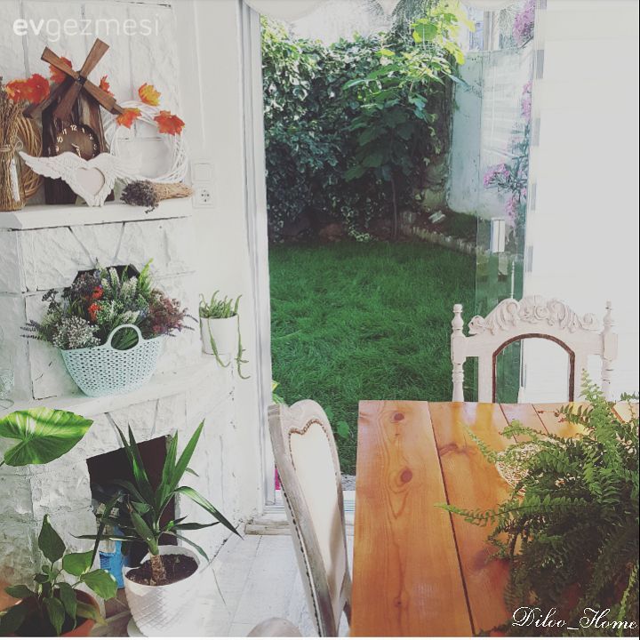 Çiçeklerle canlanan bir dekor.. Dilşah hanımın evinden..