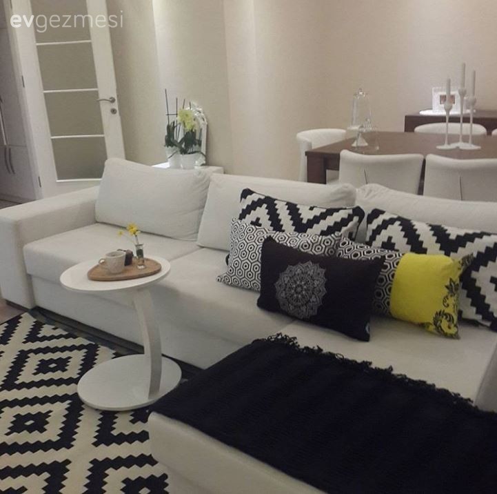 Sivel hanımın, beyazların sarı vurgu ile neşeli bir görünüm aldığı evi