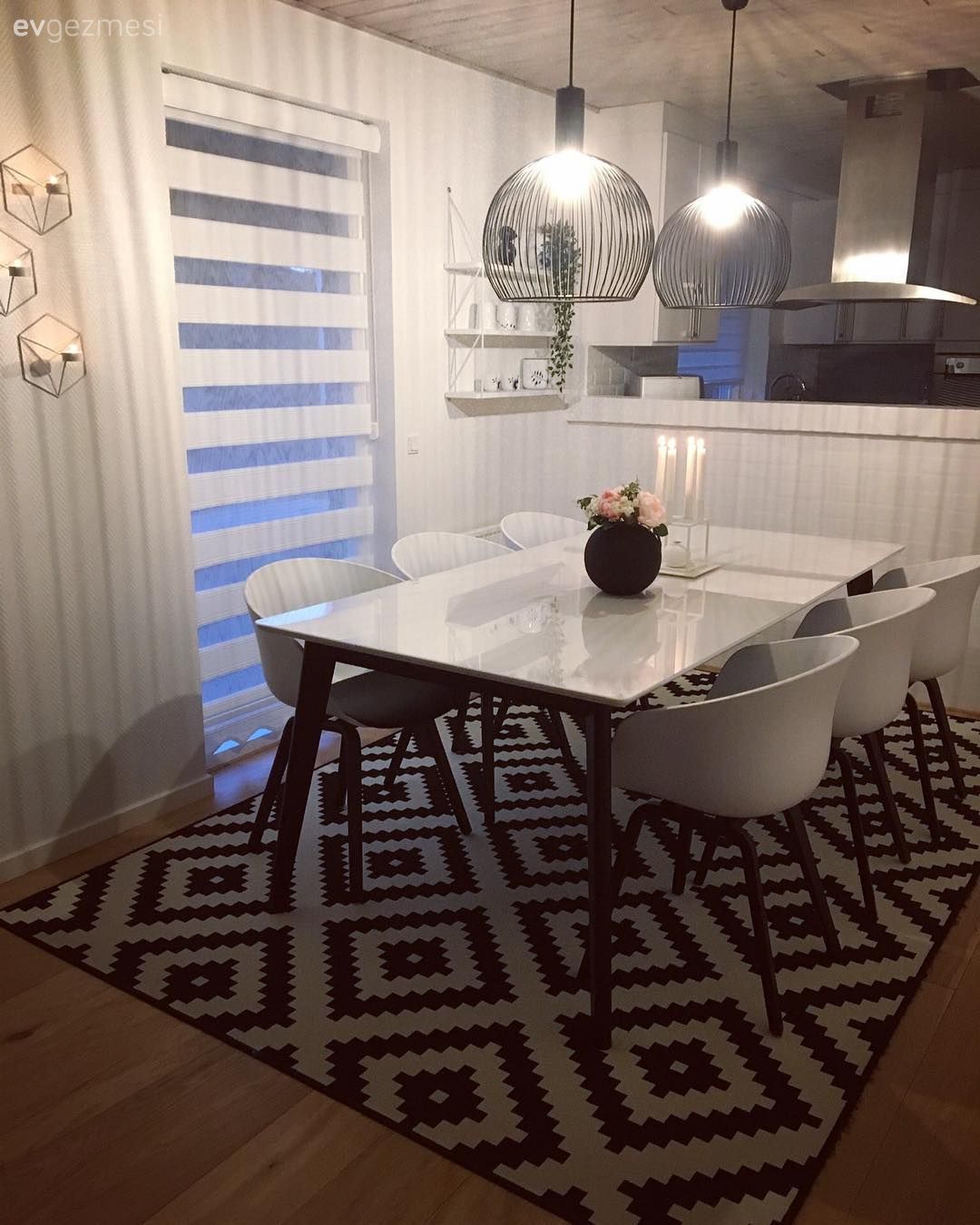 Tavanlar Bu Modern Eve Sıcak ve Özgün Bir His Kazandırıyor