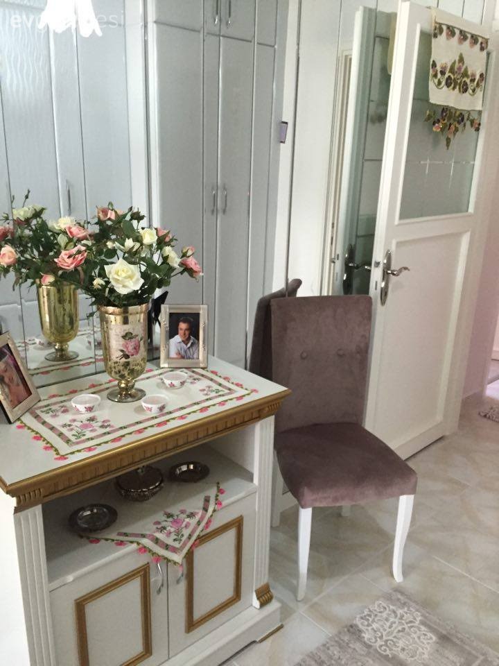 Emine hanımın yenilenmesine rağmen klasikten vazgeçmediği, şık evi..