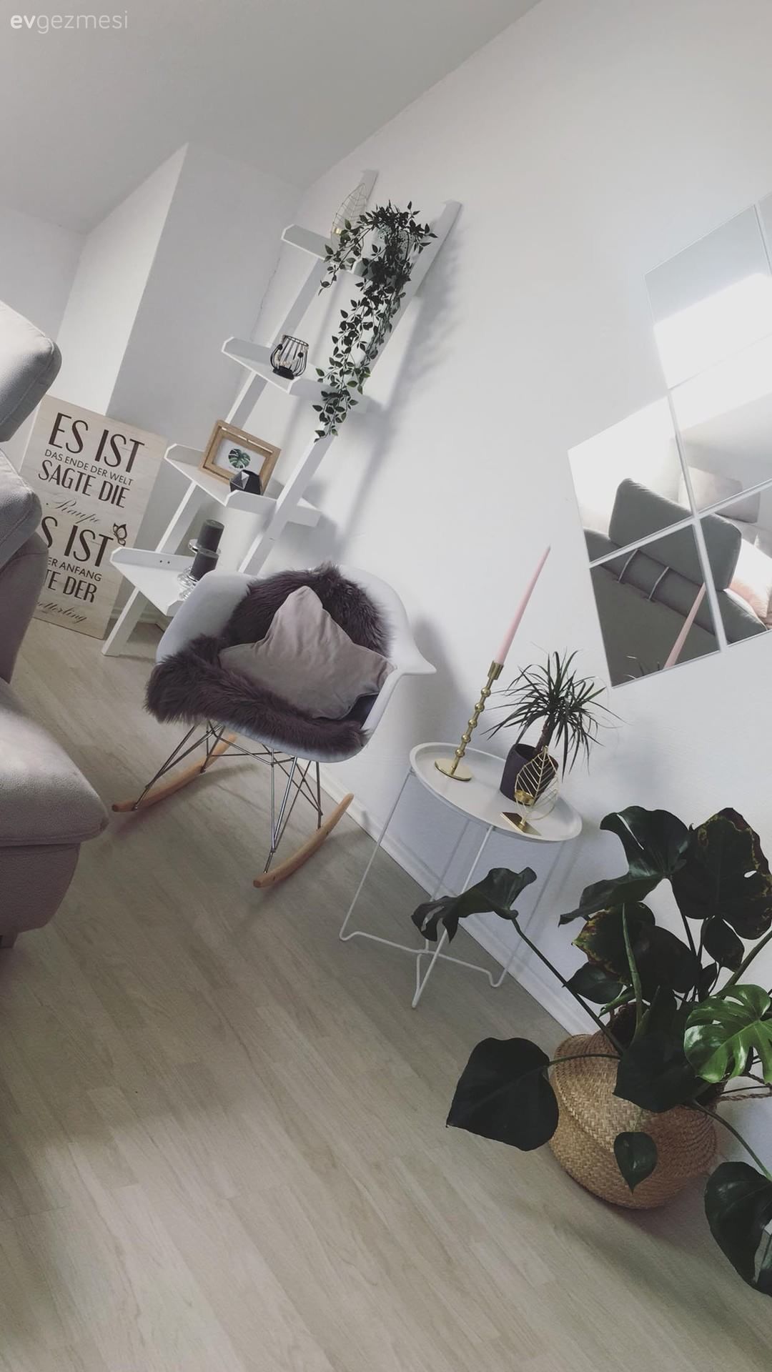 Bu çatı katı evin dekorasyonu alçak tavanlara rağmen ferah ve şık.