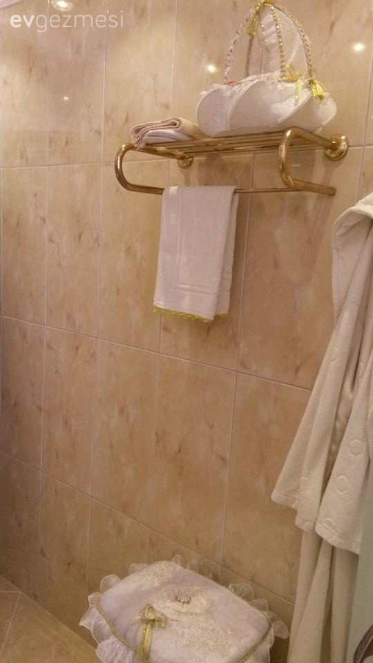 Gülay hanımın country ve rustik esintili özgün mutfağı ve şık banyosu.