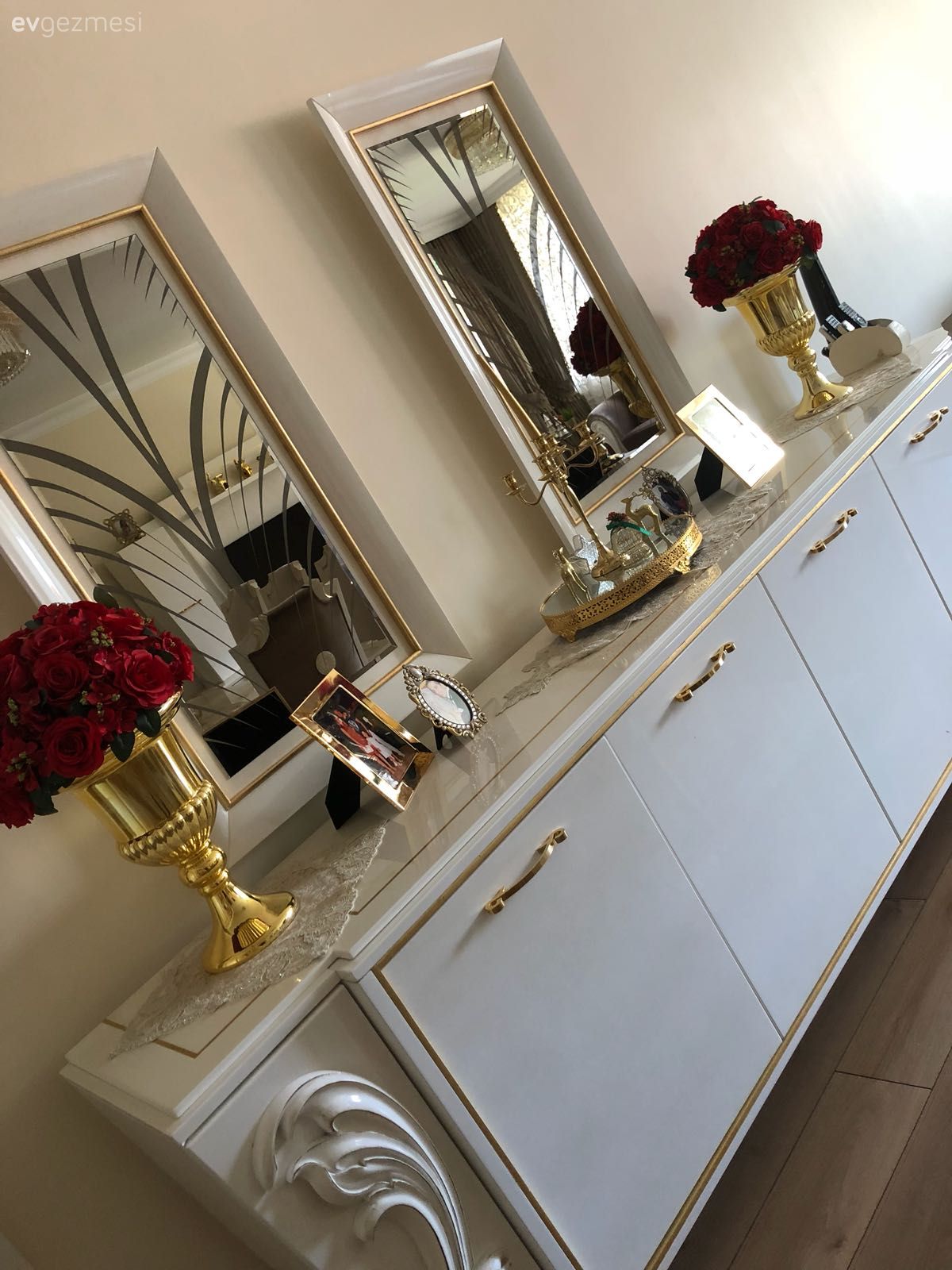 Altın detayların cazibe kattığı, lüks hisse sahip bir alan.. Emel hanımın salonu.