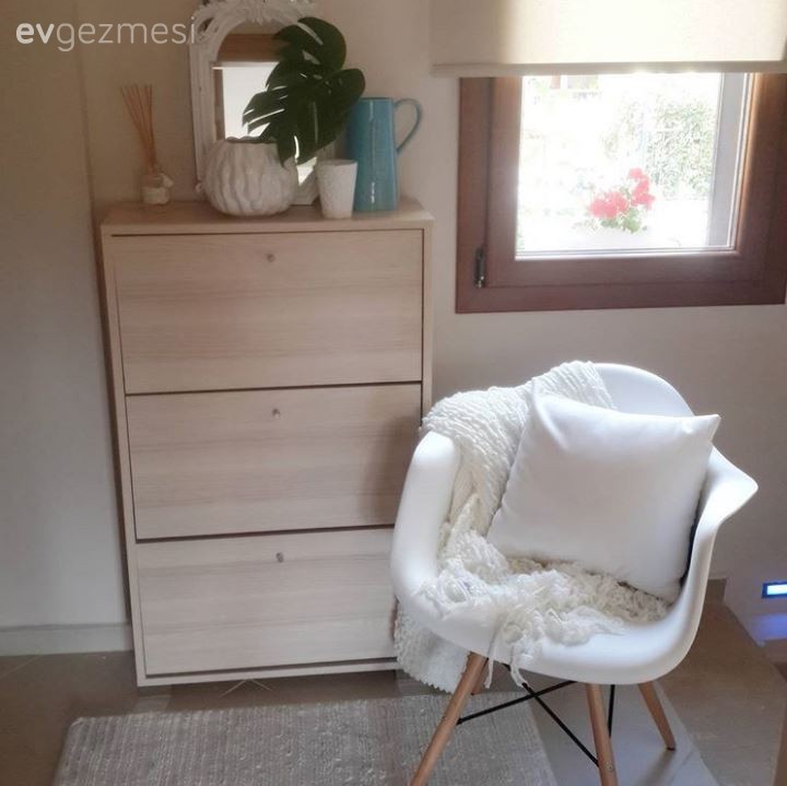 Sivel hanımın, beyazların sarı vurgu ile neşeli bir görünüm aldığı evi