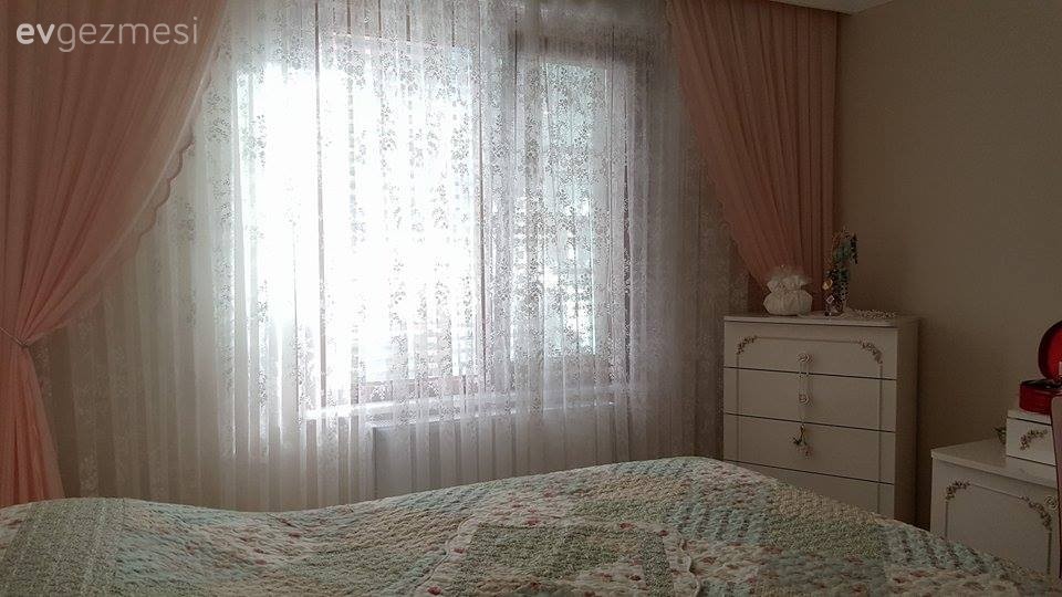 Esengül hanımın küçük alanda ferahlığı yakaladığı, tatlı evi..