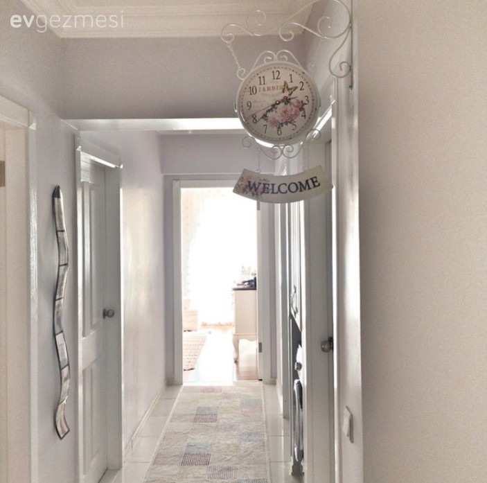 Pastel renklere kırmızı vurgusuyla, Fidan hanımın sıcacık evi..