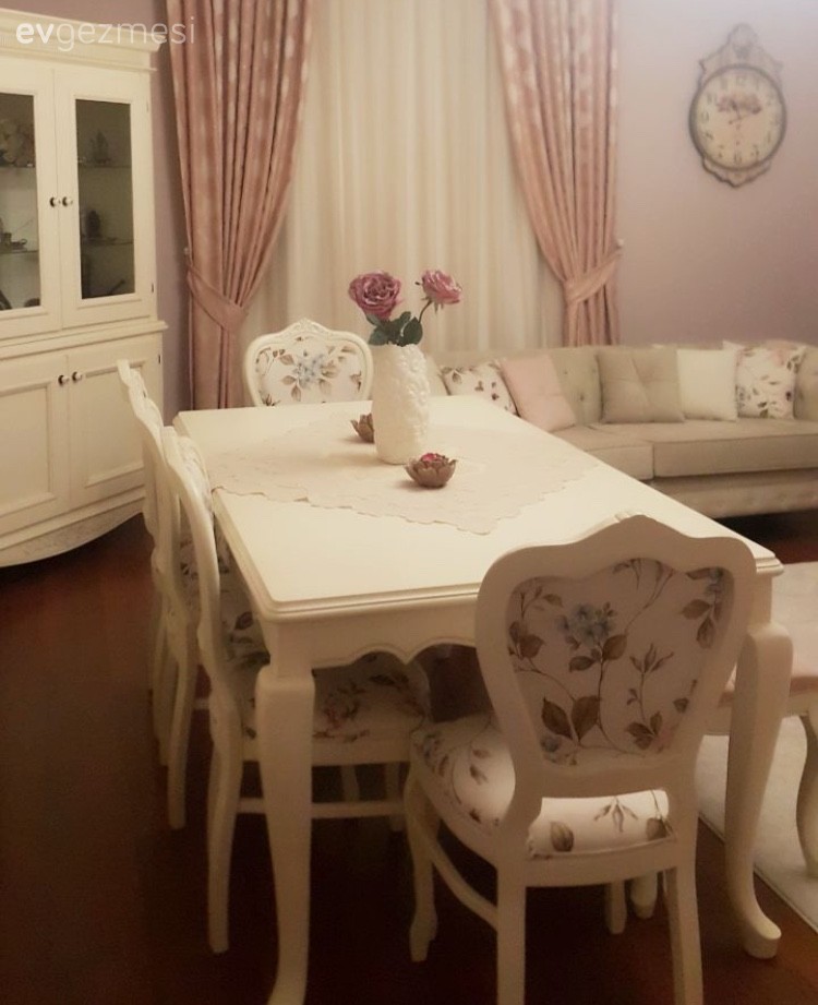 Yağmur hanımın uyumu ön planda tutan, şık ve sıcak evi..