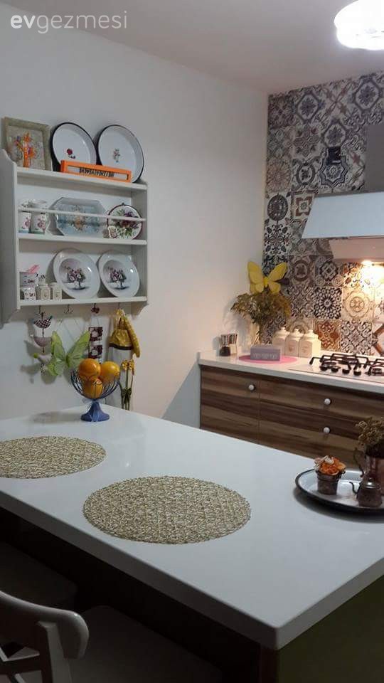 Gül hanımın çiniyle hareket ve nostalji kazanan modern mutfağı..