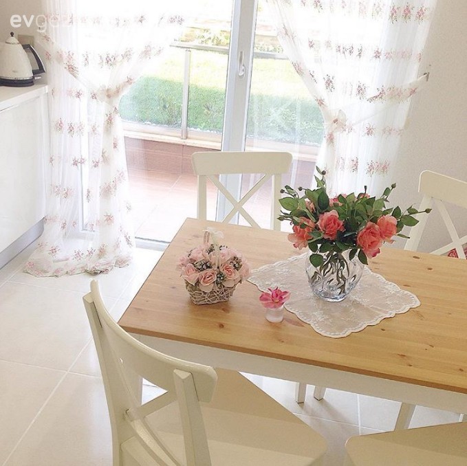 Ev Gezmesi: Her köşesinde çiçeklerle zarif ve ferah bir ev..