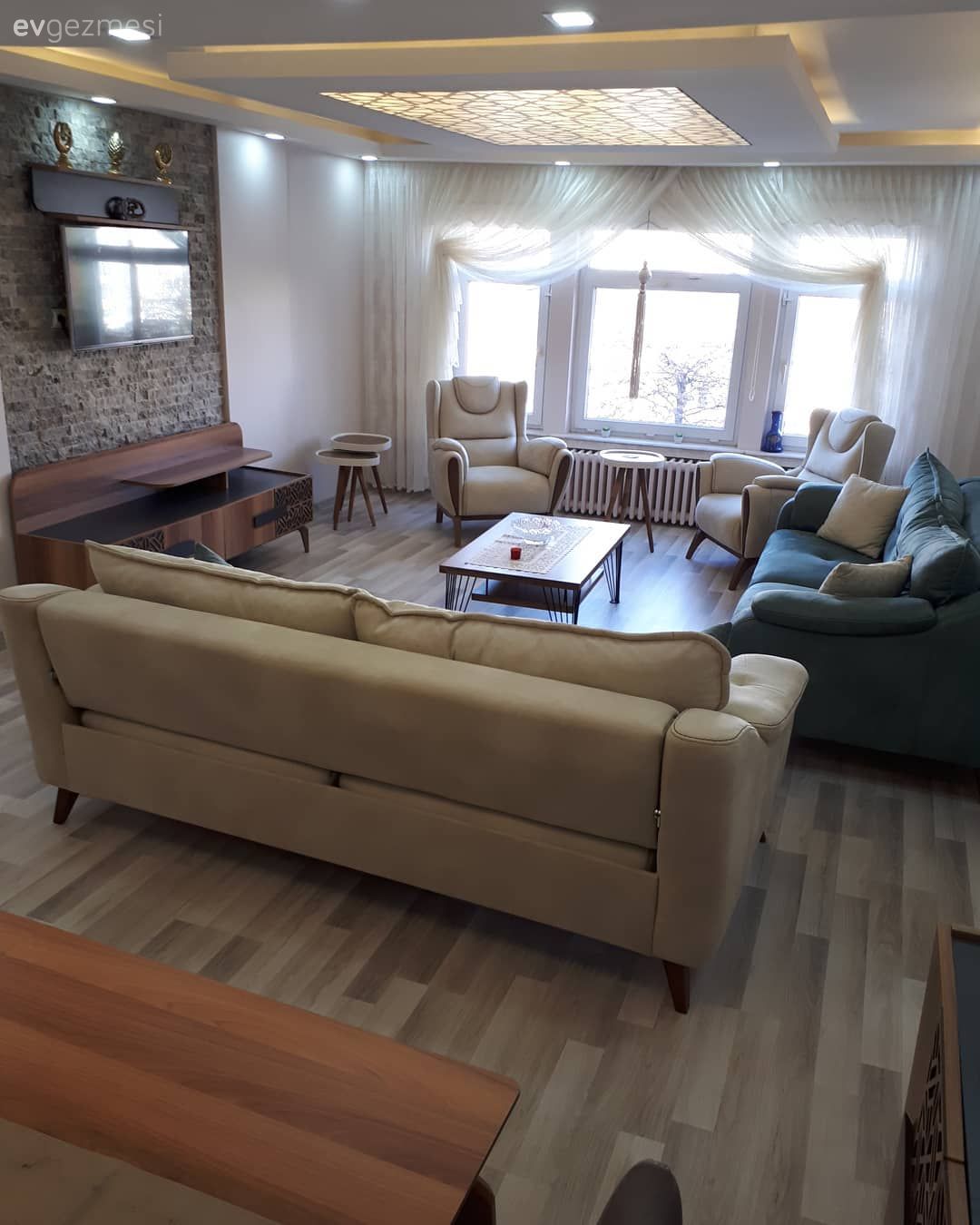 Salon, Gergi tavan, Kruvaze perde, Mavi, Krem, Taş duvar, Berjer, Perde