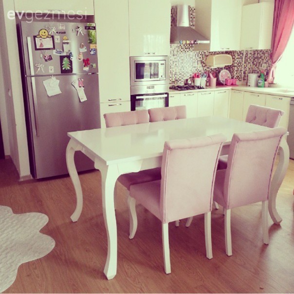 Pastel renklerle cıvıl cıvıl bir ev