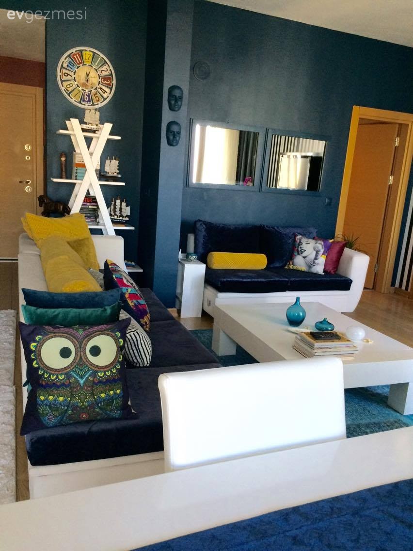 Ayna, Halı, Kitaplık, Mavi, Orta sehpa, Salon