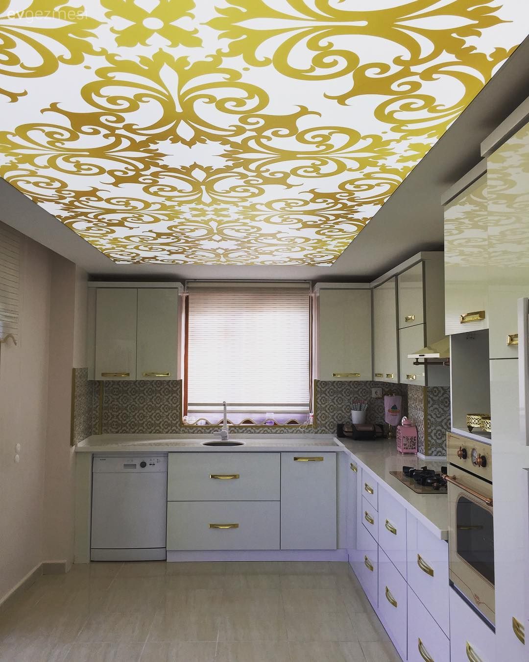 Altın detaylar ile gösterişli ve şık bir mutfak dekoru..