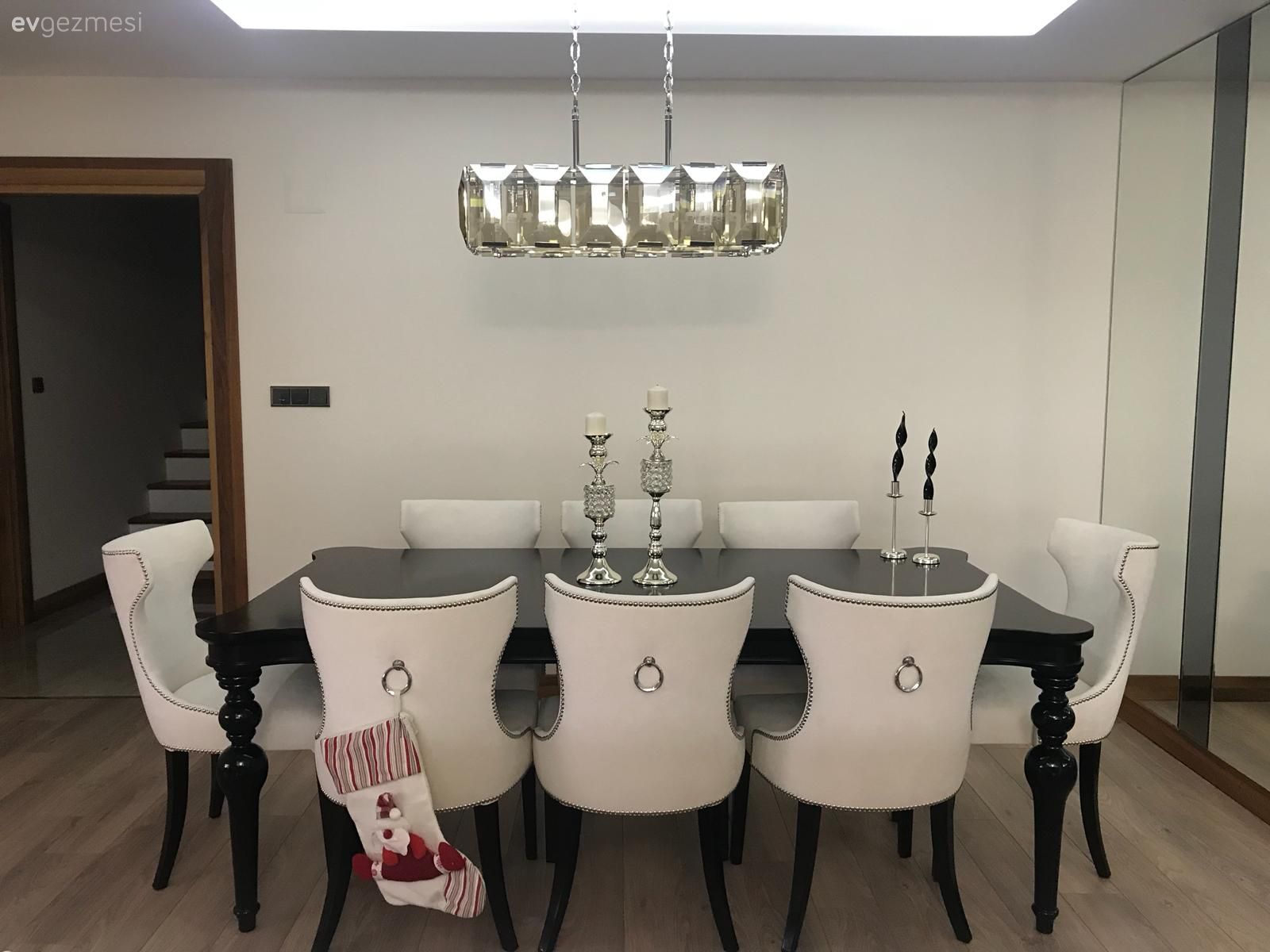 Kalite Algısı Yüksek Seçimler Bu Salona Sofistike Bir Görünüm Kazandırıyor