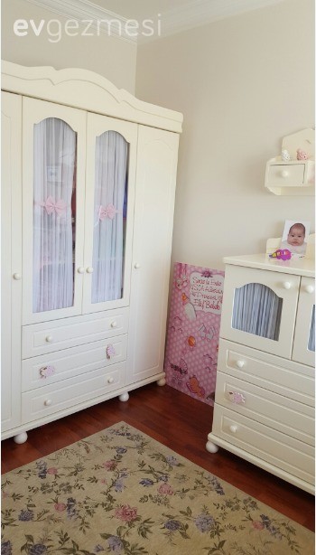 Serap hanım'ın yumuşak ve dinlendirici renklerle döşenmiş iç açıcı evi