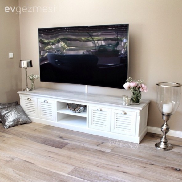 Doğal tonların maviyle karakterlendiği, abartıdan uzak, şık bir dekor.