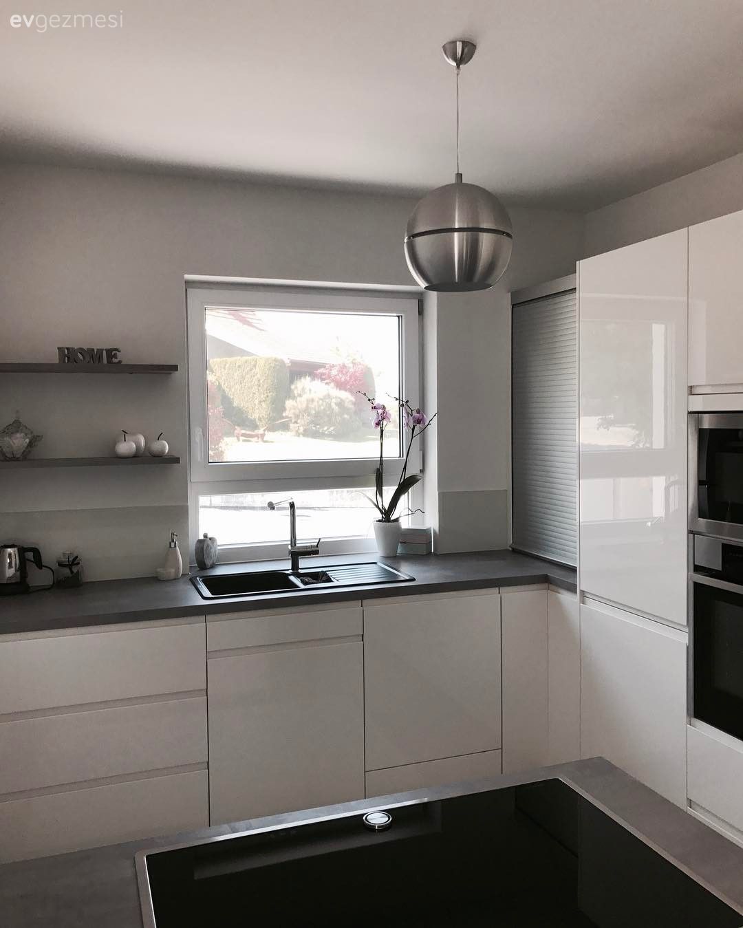 Bu evin modern çizgisi sıcak renkler ve doğal malzemelerle tamamlanmış.