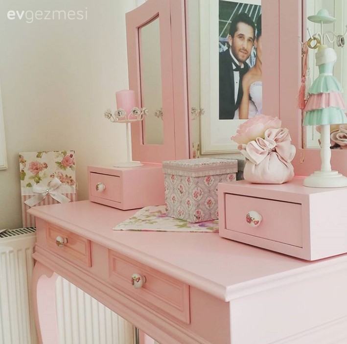 Pastel tonlarla country stil bir ev..