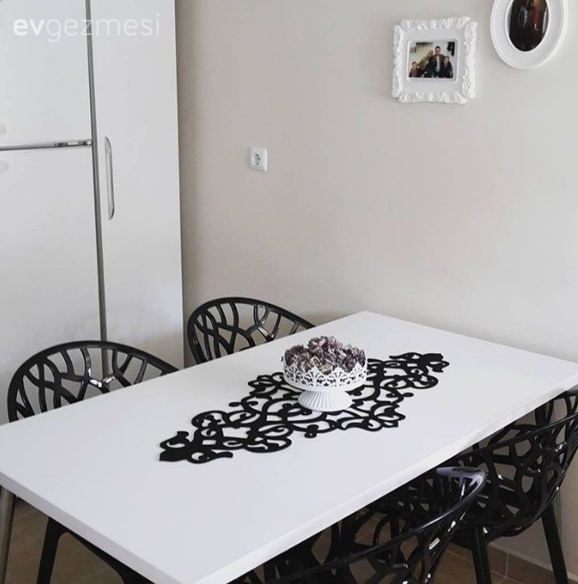 Şeyna Hanım'ın kahve ve siyahı beraber kullandığı şık evi