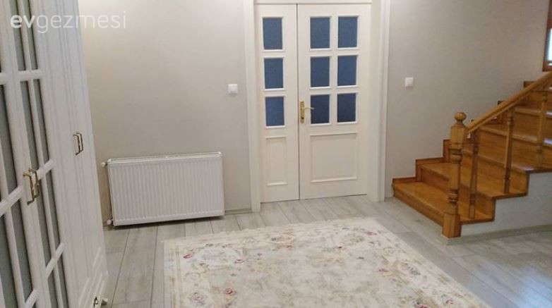 Dekoru yavaş yavaş tamamlanan rustik bir evden kareler..